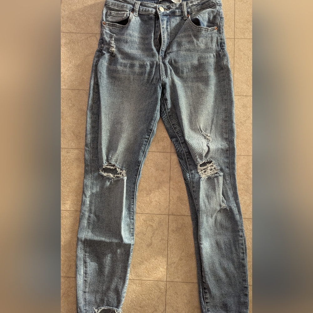 JustFab Gray Skinny Jeans with a Modern Distressed Look